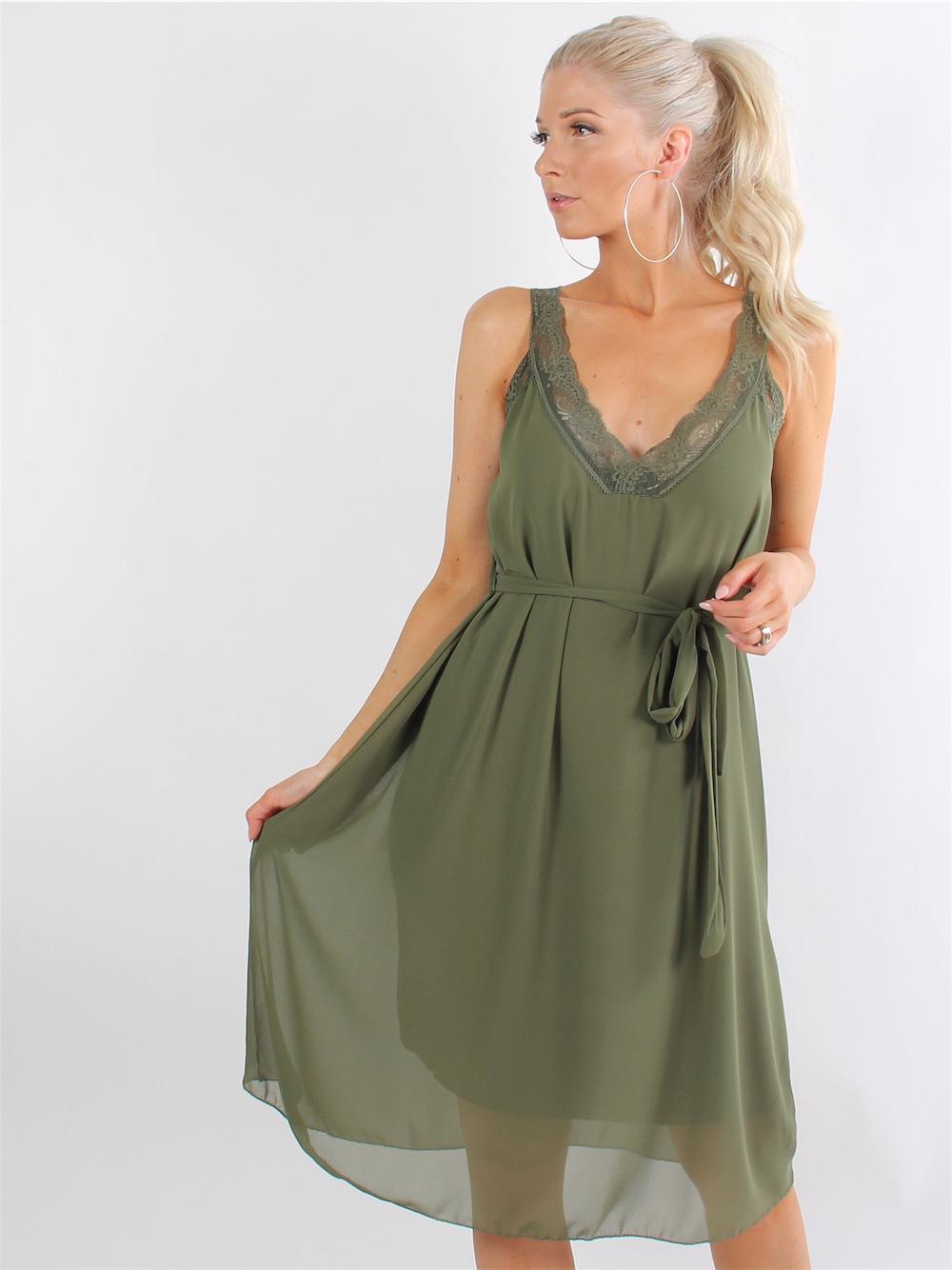 Aleta - Armygrøn chiffonkjole med blondekant og bindebånd